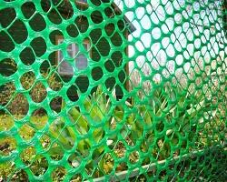 Как украсить дачный участок красивым забором из полимерной сетки
