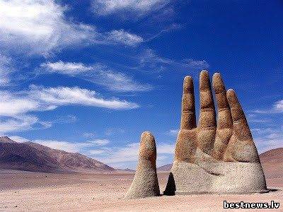 Рука в чилийской пустыне Атакама