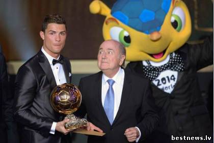 Рональдо получил Золотой Мяч как лучший игрок 2013 года по футболу