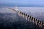 Мост Циндао Гайвань соединяет город Циньдао в провинции Шаньдун с другим городком Хуандао через огромадный залив Цзяочжоу. На сегодняйший день он является самым длинным в мире мостом, длина которого составляет 42,5 километра. Мост имеет шесть полос движения и может пропускать вплоть до 30 000 автомобилей за день.