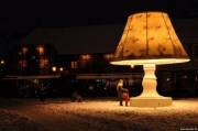 В городе Мальмё прямо на улице стоит огромная — высотой с трехэтажный дом — настольная лампа с абажуром, и не просто стоит, а светится, как и положено лампе. Установлена она была в 2006 году.