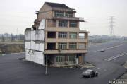 В Китайской провинции Чжэцзян при строительстве новой дороги у строителей возникло препятствие - дом! Пожилая пара, живущая в этом доме, категорически отказалась подписывать соглашение на снос дома из-за слишком низкой, по их мнению, компенсации.