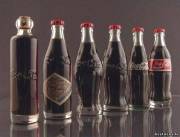 Эволюция бутылки Coca-Cola (слева-направо: 1899, 1900, 1915, 1916, 1957, 1986 годы)