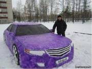 Креативно созданный автомобиль из снега
