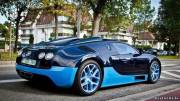 Bugatti Veyron сине-голубого цвета
