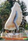 Украинские выходцы в канадском городке Глендон установили памятник галушке. Огромнейшая галушка, насаженная на вилку, видимо напоминает канадцам об их далекой родине.