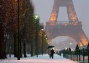 Эйфелевая башня красуется на фоне зимнего Парижа