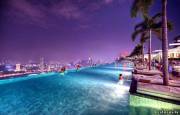 В Сингапуре находится 55-этажный отель Marina Bay Sands с бассейном на крыше.