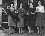 В феврале 1946 года, широкой общественности был представлен первый в мире электронный цифровой компьютер общего назначения - ENIAC.