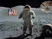 Луна пахнет порохом. Именно этот запах напомнила астронавтам «Аполлона 16» лунная пыль, которая на скафандрах, как они ни старались их очистить, попадала на космический корабль.