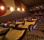 Кинотеатр по домашнему с подушками и мягкими креслами