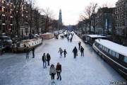 Зимой канал Принсенграхт в Амстердаме, что находится в Нидерланды, замерзает, и люди с удовольствием используют его в качестве пешеходной дороги.