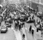 Улица в Швеции, на следующий день после того как левостороннее движение поменяли на правостороннее. <br /><br /> Стокгольм, Швеция, 3 сентября 1967 года.
