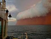 Гигантский фронт красной пыли, проходящий через Индийский океан, был сфотографирован рыбаками недалеко от Онслоу у западного побережья Австралии.